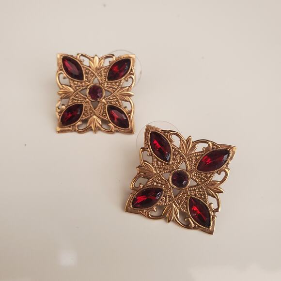 Vintage‎ Earrings Gold Tone Filigree with Cherry Red Stones Pierced - Picture 6 of 6